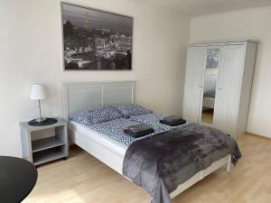 Un dormitorio con una cama y un cuadro en la pared. en Blue 2, en Bremen
