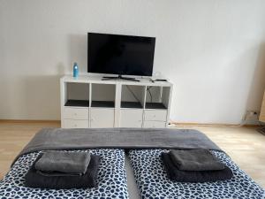 Sala de estar con cama grande y TV en Blue 2, en Bremen