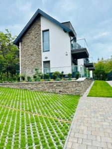 a house with a lawn in front of it at M26 Prémium apartmanok in Tihany