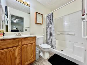 ein Bad mit einem WC, einem Waschbecken und einer Dusche in der Unterkunft Frank's Funky and Fashionable Furnished Home in Monroe