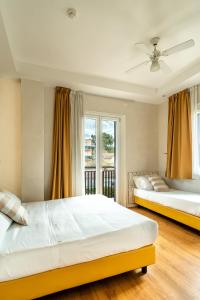 リッチョーネにあるHotel Le Vele - Fronte spiaggia Playa del Sol 108-109のベッドルーム1室(ベッド2台、窓付)