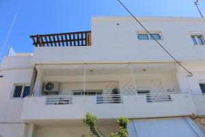 um edifício de apartamentos branco com uma varanda em Artistic apartment em Heraclião