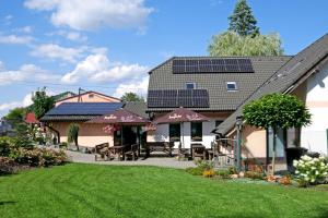 una casa con paneles solares en el techo en Hospůdka a Ubytování U Mitucha, en Å½enklava