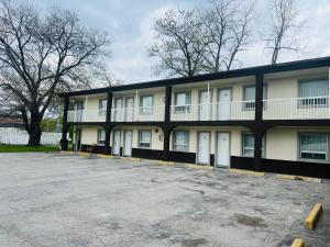 ein Gebäude mit einem Parkplatz davor in der Unterkunft Bestway Motel in Windsor