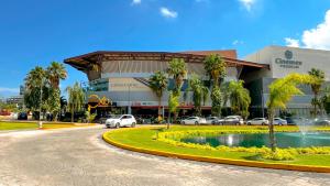 un estacionamiento frente a un centro comercial en The Yellow Capsule Cancun Close to Airport, en Cancún