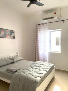 Ένα ή περισσότερα κρεβάτια σε δωμάτιο στο Homestay Taman Melati Jerantut