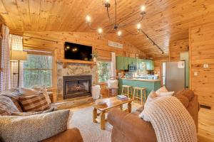 een woonkamer met banken en een open haard in een huisje bij Cozy Cabin in Private Location with Hot Tub and Grill! in Blue Ridge