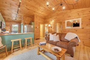 een woonkamer en keuken in een blokhut bij Cozy Cabin in Private Location with Hot Tub and Grill! in Blue Ridge