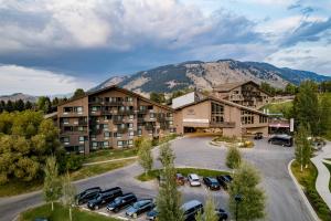 una vista aerea di un hotel con parcheggio di Snow King Resort Luxury Condominiums a Jackson