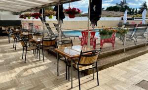 Bazén v ubytování rev'hotel nebo v jeho okolí