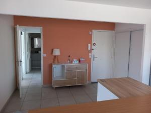 sala de estar con cómoda y lámpara en Appartement 1er étage, 66 m² en La Seyne-sur-Mer