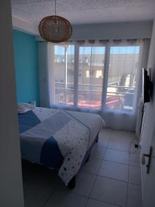 1 dormitorio con cama y ventana grande en Appartement 1er étage, 66 m² en La Seyne-sur-Mer