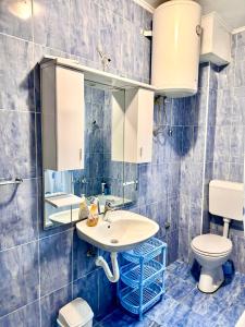 een badkamer met een wastafel en een toilet bij Apartman Lola in Višegrad
