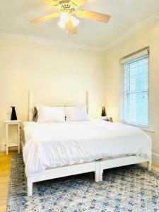 sypialnia z białym łóżkiem i wentylatorem sufitowym w obiekcie 30 Sec Walk to Beach w mieście Nassau