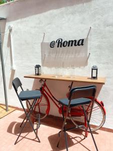 uma bicicleta estacionada ao lado de uma mesa e duas cadeiras em Alloggio Turistico @Roma em Roma