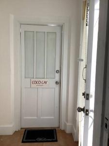 białe drzwi z znakiem w pokoju w obiekcie 30 Sec Walk to Beach w mieście Nassau