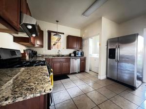 eine große Küche mit einem Kühlschrank aus Edelstahl in der Unterkunft Private room in southern home in San Antonio
