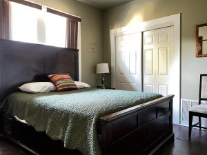 ein Schlafzimmer mit einem großen Bett und einem Fenster in der Unterkunft Private room in southern home in San Antonio