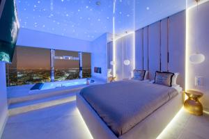Posteľ alebo postele v izbe v ubytovaní Apartamenty Sky Tower z Jakuzzi Przy Oknie