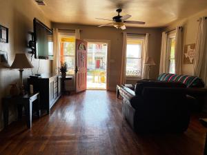 ein Wohnzimmer mit einem Sofa und einem Deckenventilator in der Unterkunft Private room in southern home in San Antonio