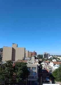 vistas a una ciudad con edificios altos en INGRESO Y SALIDA POR LA TARDE!!! en Santiago del Estero
