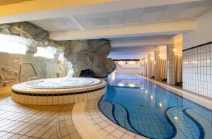 einen Pool mit Whirlpool in einem Hotel in der Unterkunft Seeblick Genuss und Spa Resort Amrum in Norddorf