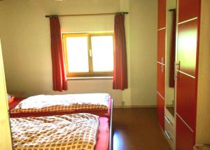 een kamer met een bed en een raam erin bij Ferdihof Holiday Home in Hierholz