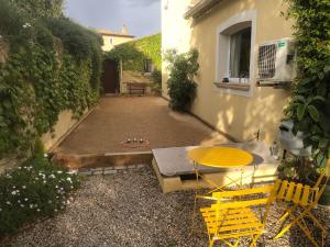 Vườn quanh Les deux chênes à Tanneron village