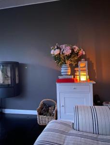 Denmark's Most Charming Beach Cottage客房内的一张或多张床位