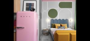 een kamer met een roze koelkast naast een bed bij Design Apartment at the Parliament in Boedapest