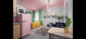 een keuken met een roze koelkast in een kamer bij Design Apartment at the Parliament in Boedapest