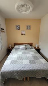 ein Schlafzimmer mit einem großen Bett in einem Zimmer in der Unterkunft Le Hameau du Moulin in Montignac