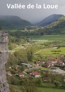 - une vue sur un village dans les montagnes dans l'établissement Superbe logement "Loulaloue" !, à Ornans