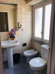 y baño con aseo y lavamanos. en Hostel A Ponte Saldanha, en Lisboa