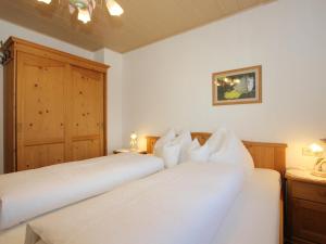 duas camas brancas num quarto com em Schleicherhof III em Strass im Zillertal