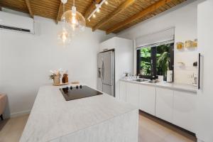Kuchyň nebo kuchyňský kout v ubytování VILLA COSTERA - Pool Beach Full AC Restaurants Route Garden Generator