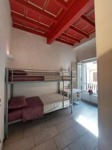1 Schlafzimmer mit 2 Etagenbetten in einem Zimmer in der Unterkunft Appartamento di lusso Corso d'Augusto Rimini in Rimini
