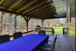 einen blauen Tisch und Stühle auf einer Terrasse mit Grill in der Unterkunft Cozy DuBois Home with Deck about 8 Mi to Treasure Lake! in DuBois