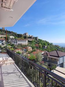 balcone con vista sulla città di DEAL Castle View Rooms a Krujë (Kruja)