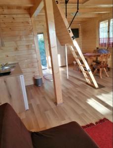 ein Wohnzimmer mit einer Treppe in einem Holzhaus in der Unterkunft Apartmani Suncevica in Arilje