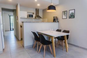a kitchen and dining room with a table and chairs at 2) Hermoso departamento cómodo y equipado! in Godoy Cruz +15 photos