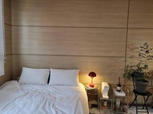 una camera con un grande letto con testiera in legno di Sokcho Coco 2 a Sokcho