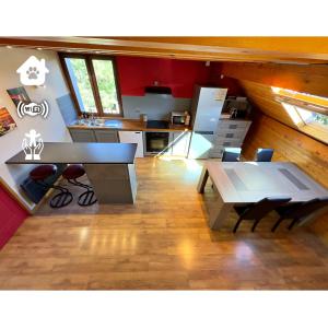 een keuken met een tafel en stoelen in een kamer bij Chez Fred - CLG Savoie - 2Ch - 1 SDB in Chevillard