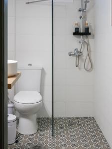 KtistádesにあるARBOR Ktistades hostingのバスルーム(トイレ、ガラス張りのシャワー付)
