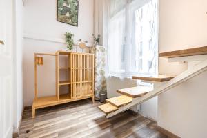 una camera con scale, mensola e finestra di Gellerico Rooms at Deák Square a Budapest