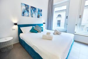 ミラノにあるSuite Meravigli - Incredibile posizione DUOMO e CASTELLOのベッドルーム1室(ベッド1台、タオル2枚付)