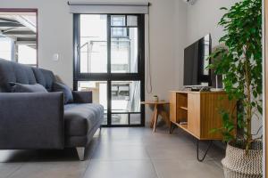 a living room with a couch and a tv at 2) Hermoso departamento cómodo y equipado! in Godoy Cruz