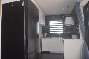 Kuchyň nebo kuchyňský kout v ubytování Superbe villa saint leu piscine et spa vue Océan