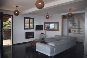 TV a/nebo společenská místnost v ubytování Superbe villa saint leu piscine et spa vue Océan