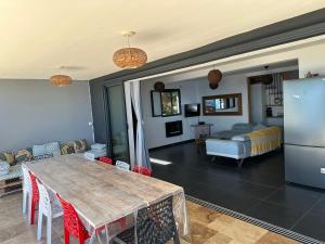 Kuchyň nebo kuchyňský kout v ubytování Superbe villa saint leu piscine et spa vue Océan